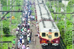प्रवाशाच्या ‘धक्क्या’ने हार्बर रेल्वे विस्कळीत