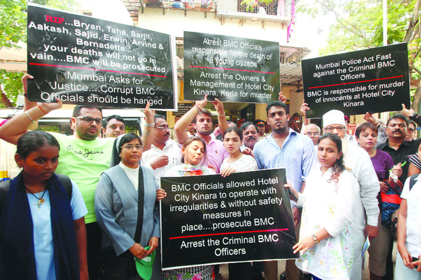 रहिवाशांनी पालिका कार्यालयावर मोर्चा काढला. (छाया : प्रशांत नाडकर)