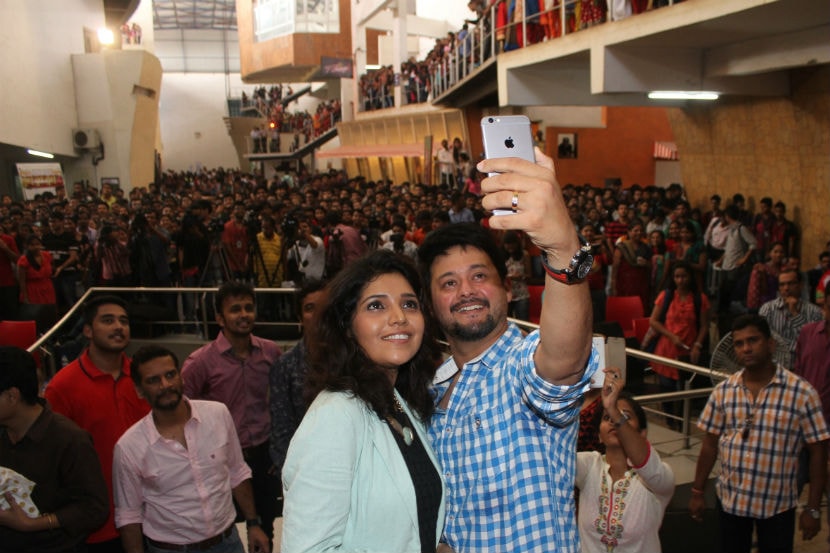 तरुणाईला साद घालत “मुंबई पुणे मुंबई -२ लग्नाला यायचंच” चित्रपटाचे पहिले रोमँटिक गीत “साथ दे तू मला वडाळा येथील विद्यालंकार महाविद्यालयात आगळ्या पद्धतीने नुकतेच प्रदर्शित करण्यात आले. तरुणाईला साद घालत “मुंबई पुणे मुंबई -२ लग्नाला यायचंच” चित्रपटाचे पहिले रोमँटिक गीत “साथ दे तू मला वडाळा येथील विद्यालंकार महाविद्यालयात आगळ्या पद्धतीने नुकतेच प्रदर्शित करण्यात आले.