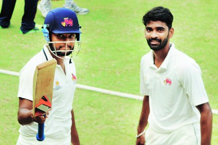 मुंबईने तामिळनाडूवर नाटय़पूर्ण लढतीत एका विकेटने विजय मिळवत ६ गुणांची कमाई केली. मुंबईने तामिळनाडूवर नाटय़पूर्ण लढतीत एका विकेटने विजय मिळवत ६ गुणांची कमाई केली.