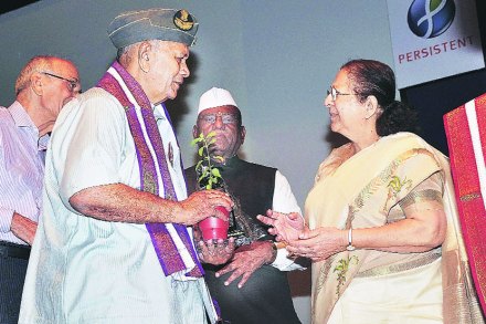 नागपूर येथे रविवारी झालेल्या ‘विजयी रणसंग्राम’ कार्यक्रमात १९६५ च्या भारत-पाकिस्तान युद्धात पराक्रम गाजवणाऱ्या जवानांचा लोकसभा अध्यक्ष सुमित्रा महाजन यांच्या हस्ते गौरव करण्यात आला. नागपूर येथे रविवारी झालेल्या ‘विजयी रणसंग्राम’ कार्यक्रमात १९६५ च्या भारत-पाकिस्तान युद्धात पराक्रम गाजवणाऱ्या जवानांचा लोकसभा अध्यक्ष सुमित्रा महाजन यांच्या हस्ते गौरव करण्यात आला.