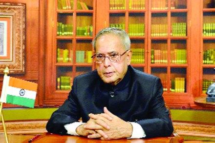  इस्रायलचा दौरा आटोपताना पंतप्रधान बिन्यामिन नेत्यानाहू व अध्यक्ष रूवेन रिव्हलिन यांना भारतभेटीचे निमंत्रण दिले