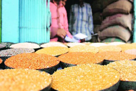 राज्यांनी साठेबाजांवर कारवाई करून डाळीची दरवाढ रोखावी असेही सांगण्यात आले.