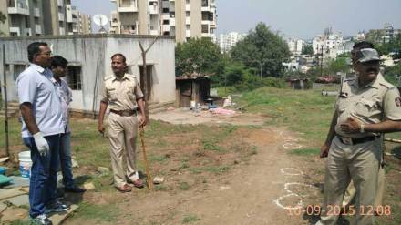 पत्नीचा खून करून शिर हातात,pune crime, murder, murder of wife
