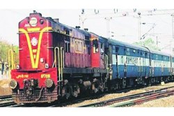 तासाभराच्या थांब्यामुळे रेल्वे प्रवाशांची कमालीची गैरसोय