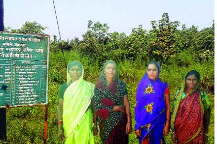 उषा मडावी यांच्यासह जंगल संरक्षण करणाऱ्या ग्रामस्थ महिला.