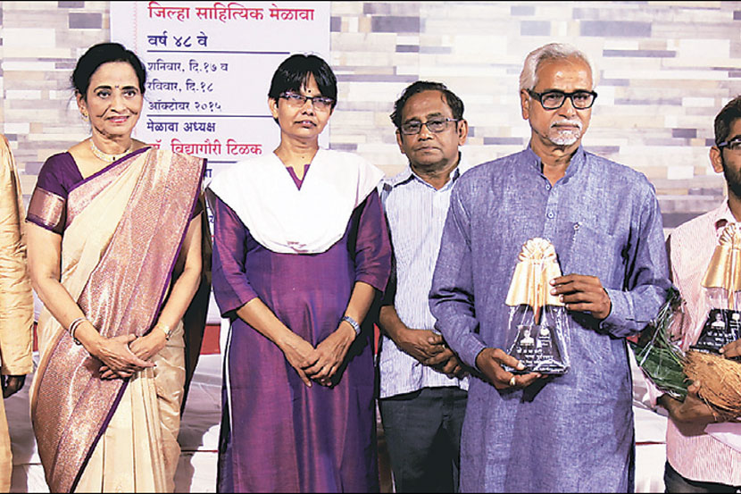 नाशिक येथे आयोजित जिल्हा साहित्यिक मेळाव्यात ज्येष्ठ लेखिका डॉ. मीना प्रभू यांच्यासह
विविध पुरस्काराने गौरविण्यात आलेले पुरस्कार्थी.