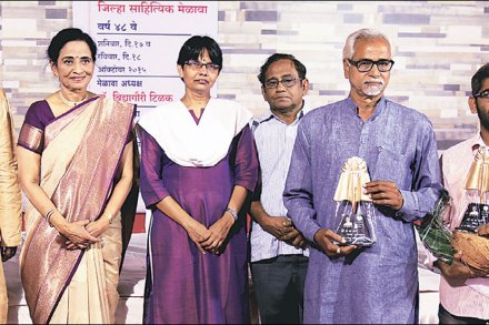 नाशिक येथे आयोजित जिल्हा साहित्यिक मेळाव्यात ज्येष्ठ लेखिका डॉ. मीना प्रभू यांच्यासह
विविध पुरस्काराने गौरविण्यात आलेले पुरस्कार्थी.