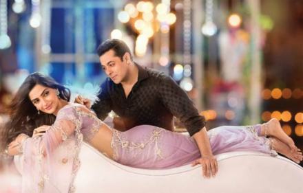 ‘प्रेम रतन धन पायो’ या चित्रपटाचे पहिले पोस्टर प्रदर्शित नुकतेच प्रदर्शित झाले. या पोस्टरमध्ये सलमान खान आणि सोनम कपूर राजश्री बॅनरची खासियत असलेल्या टिपिकल रोमँटिक अंदाजात दिसत आहेत. ‘प्रेम रतन धन पायो’ या चित्रपटाचे पहिले पोस्टर प्रदर्शित नुकतेच प्रदर्शित झाले. या पोस्टरमध्ये सलमान खान आणि सोनम कपूर राजश्री बॅनरची खासियत असलेल्या टिपिकल रोमँटिक अंदाजात दिसत आहेत.