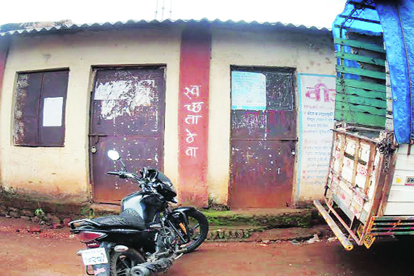 तळवडा गावाजवळ आल्यानंतर आदल्या दिवशी रात्री मुख्य वीजवाहक तार पडून रात्री तिघांचा मृत्यू झाला, असे कळले. तळवडा गावाजवळ आल्यानंतर आदल्या दिवशी रात्री मुख्य वीजवाहक तार पडून रात्री तिघांचा मृत्यू झाला, असे कळले.