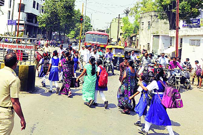 अपघातानंतर परिसरातील सर्वच सावध अपघातानंतर परिसरातील सर्वच सावध