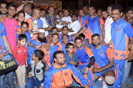 मनमाड प्रीमियर कबड्डी लीग स्पर्धेतील विजेता स्टार फायटर्स संघ (छाया- अपूर्व गुजराथी)