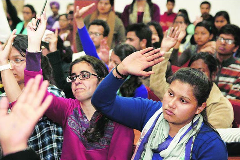 २८५ विद्यार्थ्यांकडे पसे नसल्यामुळे त्यांना परीक्षा शुल्क भरता आले नाही. २८५ विद्यार्थ्यांकडे पसे नसल्यामुळे त्यांना परीक्षा शुल्क भरता आले नाही.