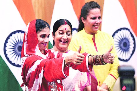 बारा वर्षांपूर्वी चुकून पाकिस्तानात गेलेल्या गीताचे सोमवारी नवी दिल्लीत आगमन झाले, त्या वेळी परराष्ट्र मंत्री सुषमा स्वराज यांनी तिच्या उपस्थितीत पत्रकार परिषद घेतली. बारा वर्षांपूर्वी चुकून पाकिस्तानात गेलेल्या गीताचे सोमवारी नवी दिल्लीत आगमन झाले, त्या वेळी परराष्ट्र मंत्री सुषमा स्वराज यांनी तिच्या उपस्थितीत पत्रकार परिषद घेतली.