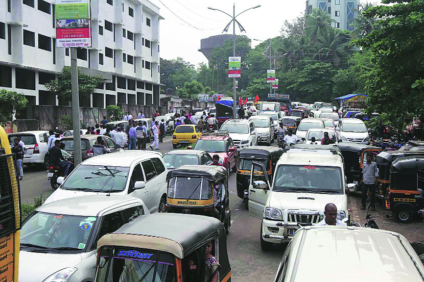 प्रचारफेऱ्या, उमेदवारांच्या रॅली अन् सभांनी रस्ते अडले प्रचारफेऱ्या, उमेदवारांच्या रॅली अन् सभांनी रस्ते अडले
