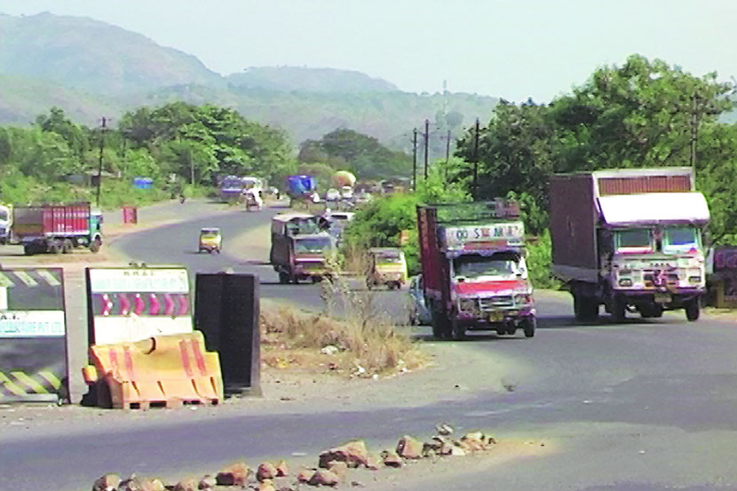 दिघा येथील अरुंद रस्ता जीवघेणा दिघा येथील अरुंद रस्ता जीवघेणा