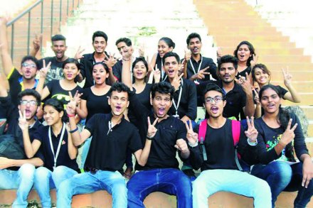 तरुणाईच्या जाणिवांचे बहुरंगी दर्शन