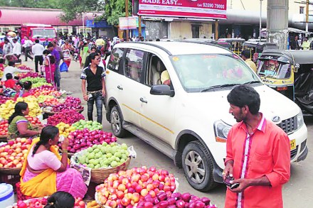 फेरीवाल्यांनी डोंबिवली, कल्याण रेल्वे स्थानक परिसरातील रस्ते, पदपथ अडवून धंदा करण्यास सुरुवात केली आहे
