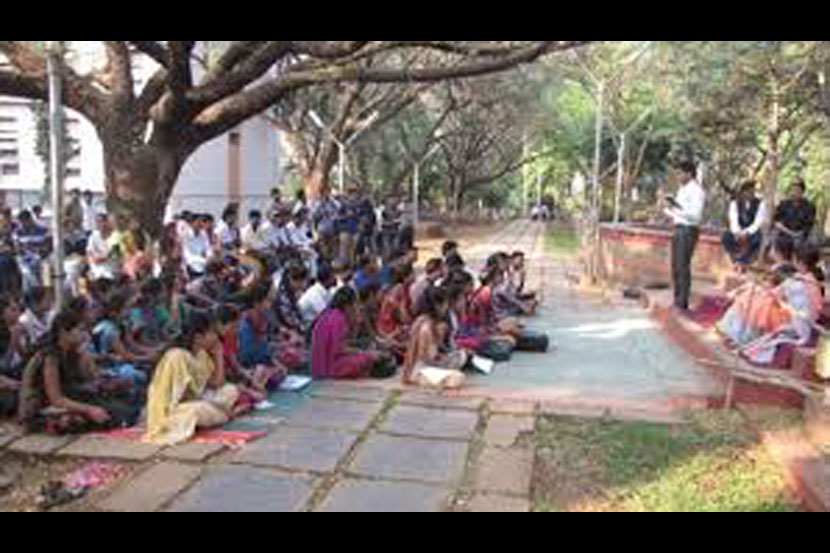 शिवाजी विद्यापीठातील वाचन कट्टय़ाचा परिघ विस्तारतोय शिवाजी विद्यापीठातील वाचन कट्टय़ाचा परिघ विस्तारतोय