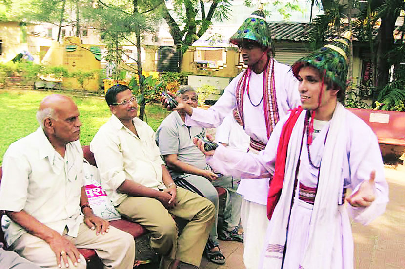 कल्याण-डोंबिवली निवडणुकीत प्रचाराचे विविध प्रकार अवलंबले जात असून भाजपच्या वतीने ४० वासुदेवांची नेमणूक या भागामध्ये करण्यात आली आहे.