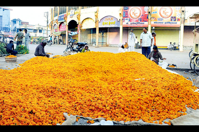 दिवाळीनिमित्त बाजार फुलला दिवाळीनिमित्त बाजार फुलला