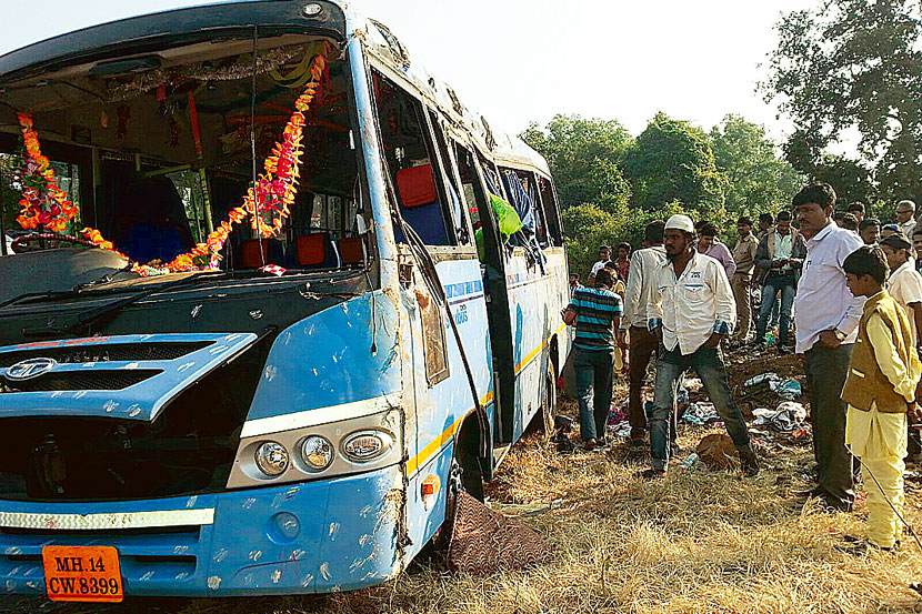 द्रुतगती मार्गावर बस उलटून पंधरा प्रवासी जखमी