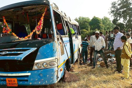 द्रुतगती मार्गावर बस उलटून पंधरा प्रवासी जखमी द्रुतगती मार्गावर बस उलटून पंधरा प्रवासी जखमी