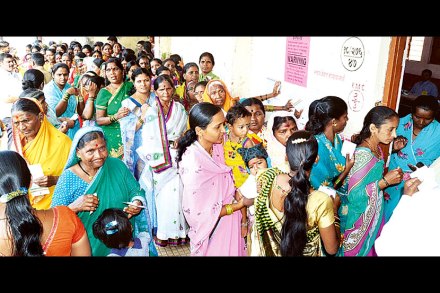 मतदानासाठी करवीरकरांनी लावल्या रांगा