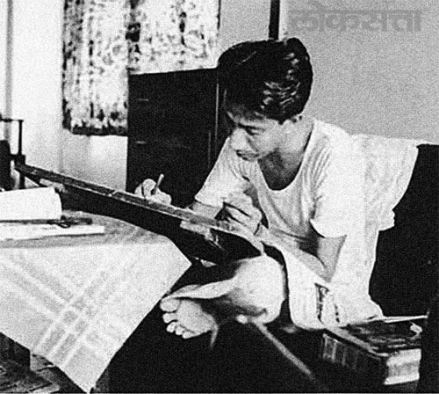 बाळासाहेब ठाकरे व्यंगचित्र काढतांना...