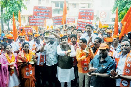 अनधिकृत धार्मिक स्थळांवरील कारवाईविरोधात सेनेचा मोर्चा