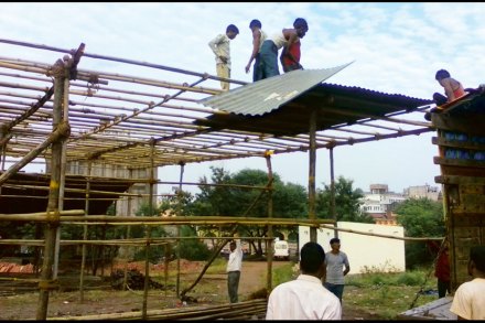 आळंदीतील कार्तिकी यात्रेच्या कालावधीत पावसाची शक्यता गृहीत धरून यंदा दर्शनबारीवर पत्र्याचे आच्छादन टाकण्यात येत आहे. आळंदीतील कार्तिकी यात्रेच्या कालावधीत पावसाची शक्यता गृहीत धरून यंदा दर्शनबारीवर पत्र्याचे आच्छादन टाकण्यात येत आहे.