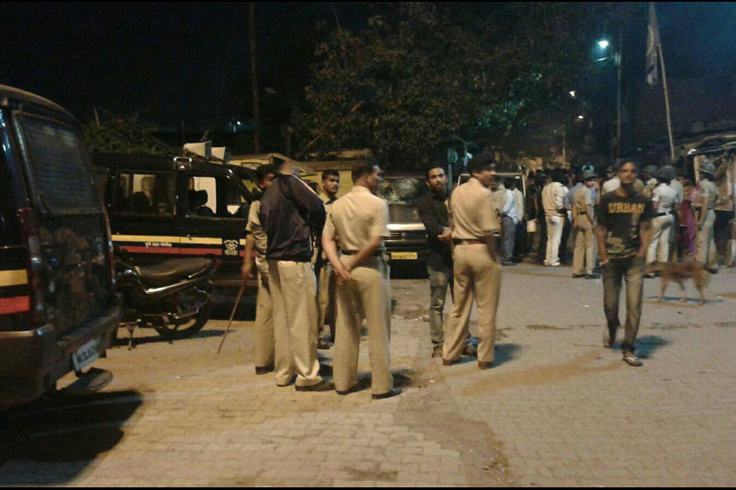 चिंचवड येथे गुरूवारी रात्री झालेल्या तोडफोडीत मोटारींचे नुकसान झाले. तणाव निर्माण झाल्याने मोठय़ा प्रमाणात पोलिसांची कुमक तैनात करण्यात आली चिंचवड येथे गुरूवारी रात्री झालेल्या तोडफोडीत मोटारींचे नुकसान झाले. तणाव निर्माण झाल्याने मोठय़ा प्रमाणात पोलिसांची कुमक तैनात करण्यात आली