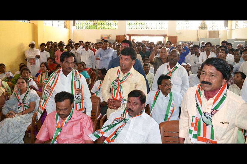 विजयी काँग्रेसच्या बैठकीत गटबाजी