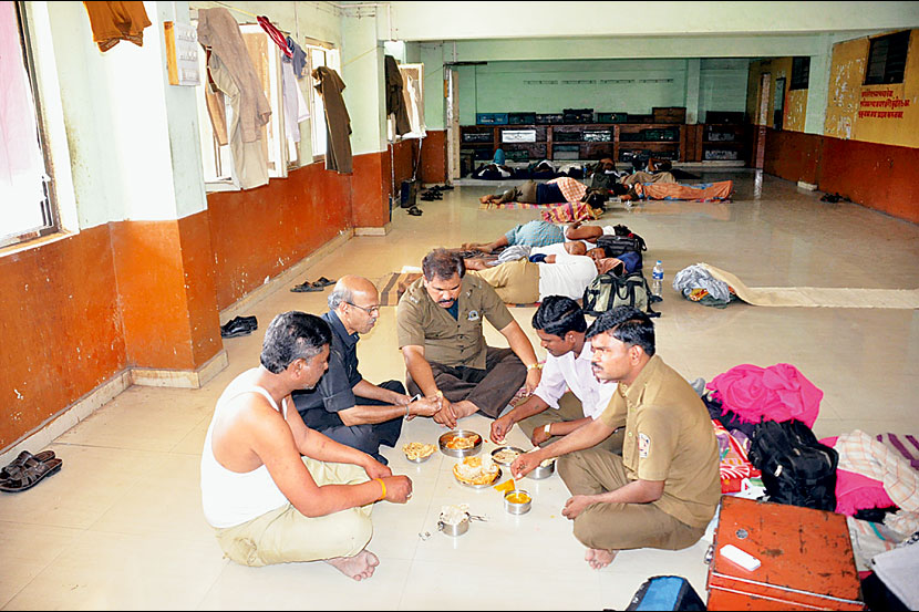 दिवाळीत कुटुंबीयांचे चेहरेही पाहता येत नाहीत..!
