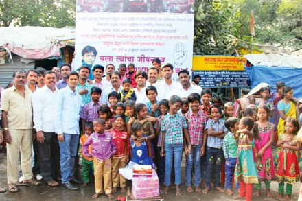 रस्त्यावरचं आयुष्य असलेल्या मुलांनी फराळ, फटाके आणि नवीन पोशाख देऊन अमित बागूल आणि सहकाऱ्यांनी या मुलांसाठी दिवाळीचा आनंद द्विगुणित केला रस्त्यावरचं आयुष्य असलेल्या मुलांनी फराळ, फटाके आणि नवीन पोशाख देऊन अमित बागूल आणि सहकाऱ्यांनी या मुलांसाठी दिवाळीचा आनंद द्विगुणित केला