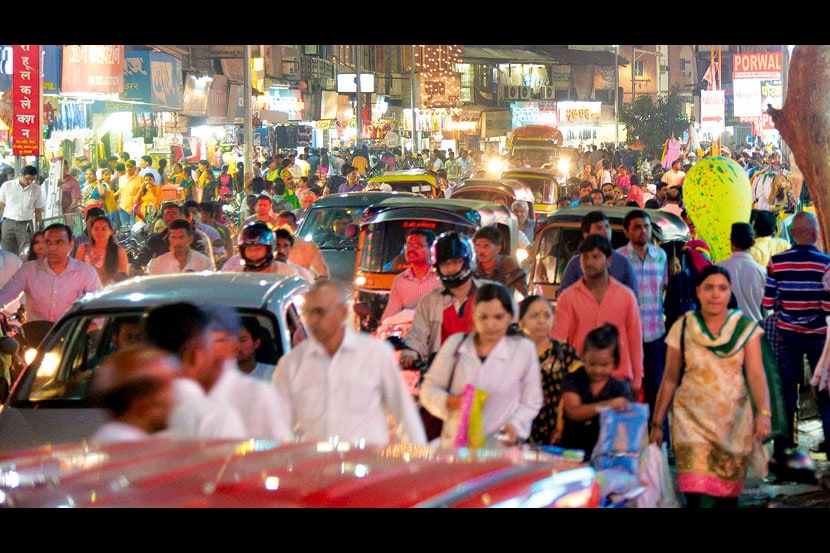 खरेदीसाठी बाजारपेठा ‘हाऊसफुल्ल’ खरेदीसाठी बाजारपेठा ‘हाऊसफुल्ल’