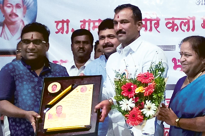 रामकृष्ण मोरे फाउंडेशनच्या वतीने आमदार बाळा भेगडे यांच्या हस्ते भाऊ कदम यांना ‘रामकृष्ण मोरे कलागौरव’ पुरस्काराने गौरवण्यात आले. 