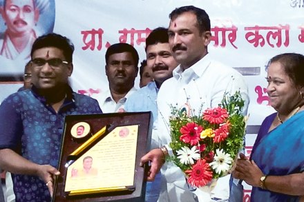 रामकृष्ण मोरे फाउंडेशनच्या वतीने आमदार बाळा भेगडे यांच्या हस्ते भाऊ कदम यांना ‘रामकृष्ण मोरे कलागौरव’ पुरस्काराने गौरवण्यात आले. 