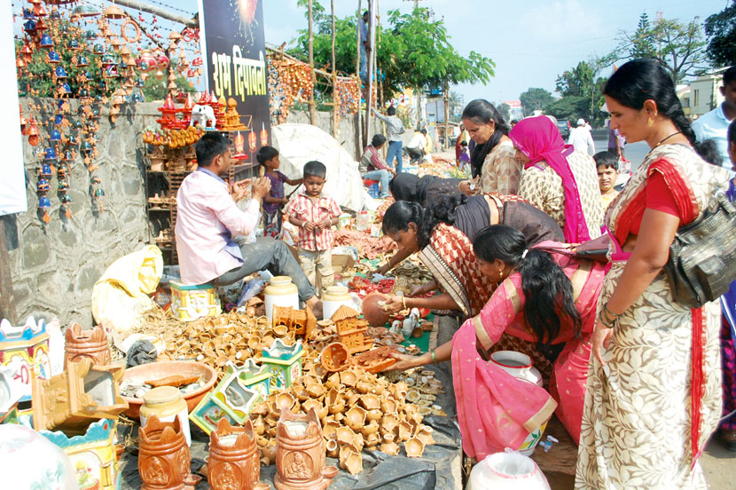 दिवाळी खरेदीसाठी ग्राहकांची लगबग दिवाळी खरेदीसाठी ग्राहकांची लगबग