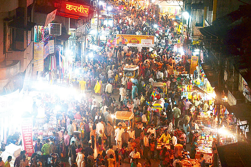 करवीरनगरी उजळली; खरेदी उत्साहात करवीरनगरी उजळली; खरेदी उत्साहात