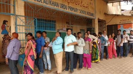 मतदानासाठी मतदान केंद्राबाहेर लांबच लांब रांगा. (छाया- दिपक जोशी) मतदानासाठी मतदान केंद्राबाहेर लांबच लांब रांगा. (छाया- दिपक जोशी)