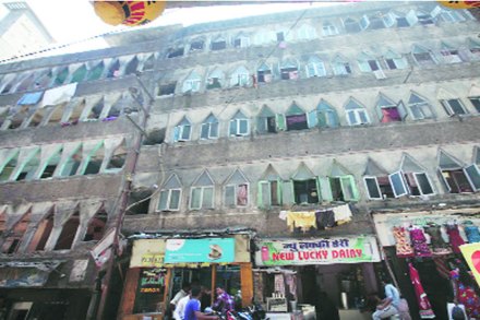 उपनगरातील धोकादायक खासगी इमारती, भाडेतत्त्वावरील इमारतींचा ३३(७) अंतर्गत सुधारित कायदा आणून पुनर्विकास करण्याचा निर्णय एका महिन्यात घेण्यात येईल.