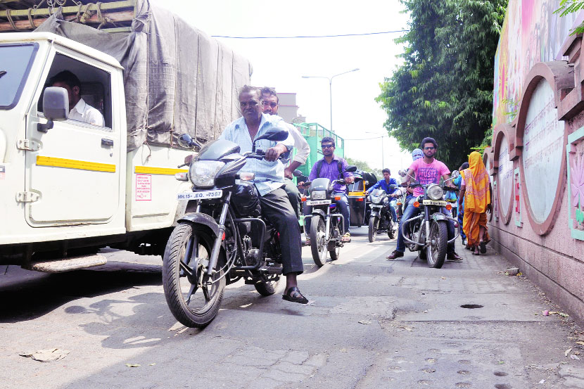 पंचवटीत निमाणी बस स्थानकाजवळील सेवाकुंजसमोरील अतिउंच गतिरोधक पंचवटीत निमाणी बस स्थानकाजवळील सेवाकुंजसमोरील अतिउंच गतिरोधक