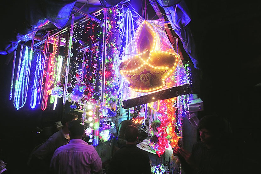 सध्या नोकरदार वर्गाचा पगार अद्याप झाला नसल्याने म्हणावी तशी गर्दी दिसत नाही, हे जरी खरे असले तरी येत्या चार दिवसांत बाजारात प्रचंड गर्दी होईल