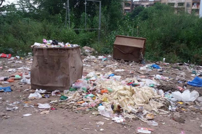 ठिकठिकाणी कचरा साठल्यामुळे परिसरात दरुगधी पसरली आहे.
