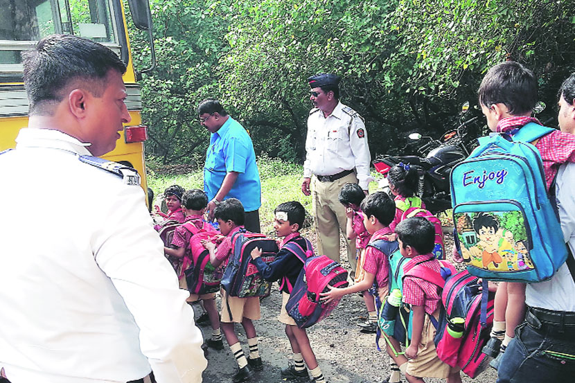 घणसोली, महापे येथे बाह्य़ वळणावर झालेल्या अपघातामध्ये दोघे बाइकस्वार ठार झाले.