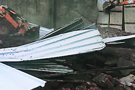 ठाण्याच्या पलीकडे भिवंडी, माणकोली पट्टय़ात नवे ठाणे विकसित होत असल्याच्या जाहिराती सध्या या भागातील विकासकांकडून मोठय़ा प्रमाणावर केल्या जात आहेत. ठाण्याच्या पलीकडे भिवंडी, माणकोली पट्टय़ात नवे ठाणे विकसित होत असल्याच्या जाहिराती सध्या या भागातील विकासकांकडून मोठय़ा प्रमाणावर केल्या जात आहेत.