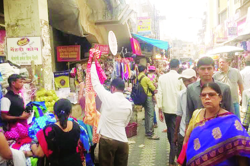 डोंबिवली रेल्वे स्थानक परिसर सदैव फेरीवाल्यांच्या विळख्यात असल्याने या ठिकाणाहून नागरिकांना प्रवास करणे गैरसोयीचे होते. 