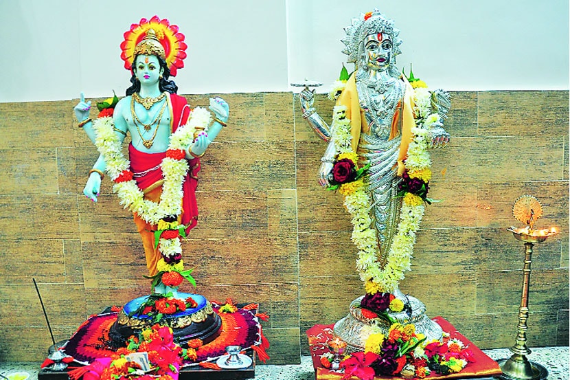 तेजाचे प्रतीक म्हणून ओळखल्या जाणाऱ्या दीपोत्सवात सोमवारी वैद्यकीय क्षेत्राने धन्वंतरीचे तर शेतकरी व सर्वसामान्यांनी धन-धान्याची पूजा करत धनत्रयोदशी उत्साहात साजरी केली. तेजाचे प्रतीक म्हणून ओळखल्या जाणाऱ्या दीपोत्सवात सोमवारी वैद्यकीय क्षेत्राने धन्वंतरीचे तर शेतकरी व सर्वसामान्यांनी धन-धान्याची पूजा करत धनत्रयोदशी उत्साहात साजरी केली.
