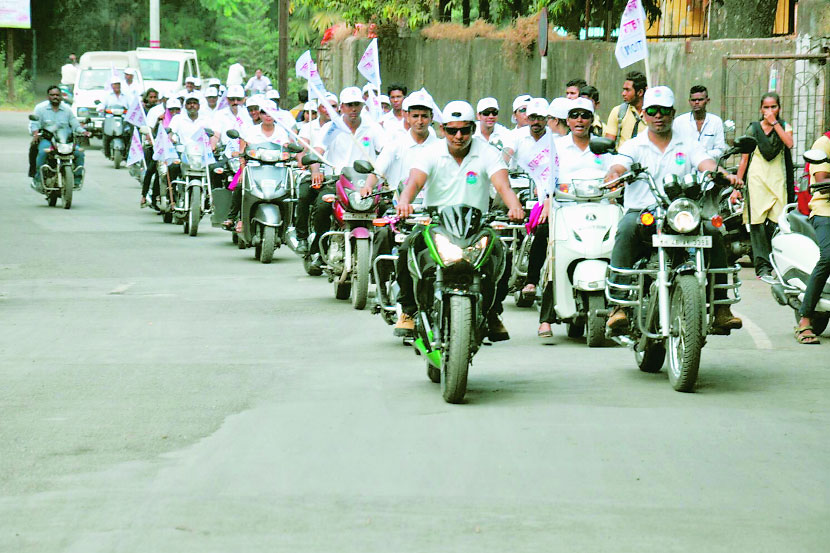वाशी येथील सेंटर वन मॉल येथे रविवारी सकाळी पोलीस आयुक्त अरविंद साळवे यांनी या रॅलीला हिरवा झेंडा दाखवत चाय अॅण्ड पकोडा ब्रेकफास्ट रॅलीला सुरुवात झाली. वाशी येथील सेंटर वन मॉल येथे रविवारी सकाळी पोलीस आयुक्त अरविंद साळवे यांनी या रॅलीला हिरवा झेंडा दाखवत चाय अॅण्ड पकोडा ब्रेकफास्ट रॅलीला सुरुवात झाली.
